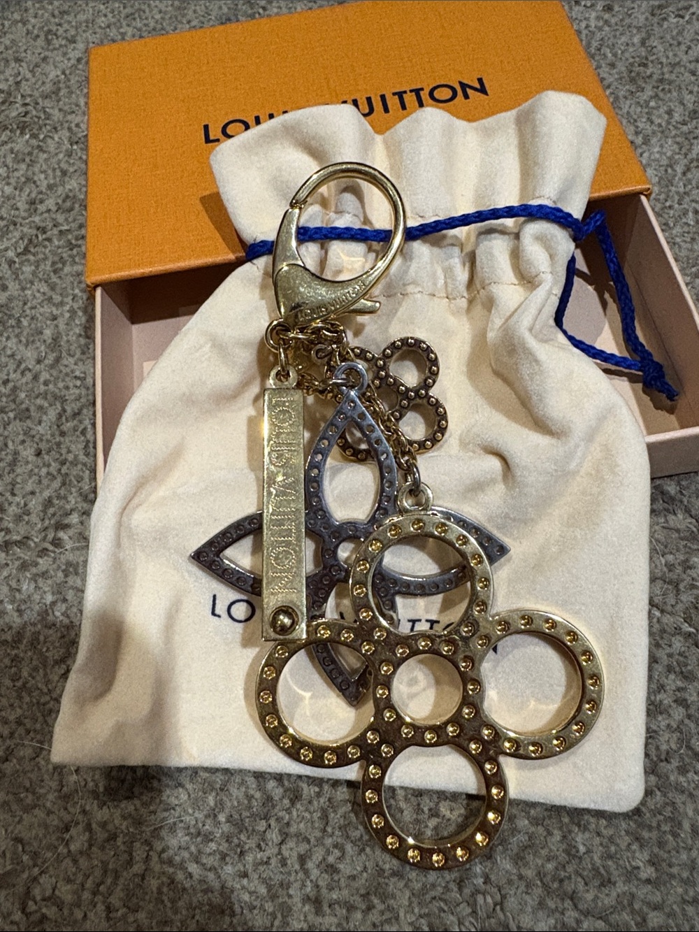 Louis Vuitton Mixed Gold and Silver Flower Metal Tapage Key Charm - Picture 6 of 7